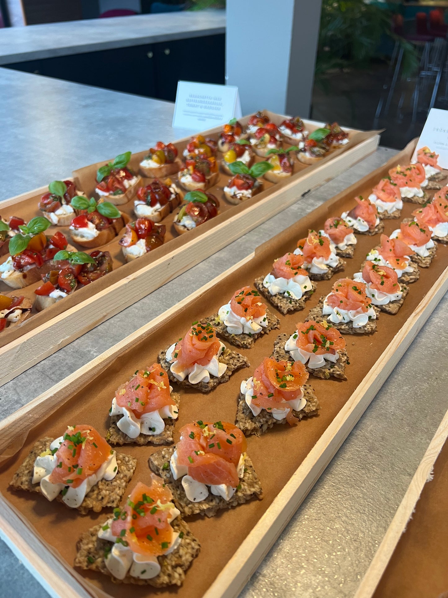 Glutenfritt fröknäcke med rökt lax & citronkräm. (Minimum beställning 8st, 35kr/styck)