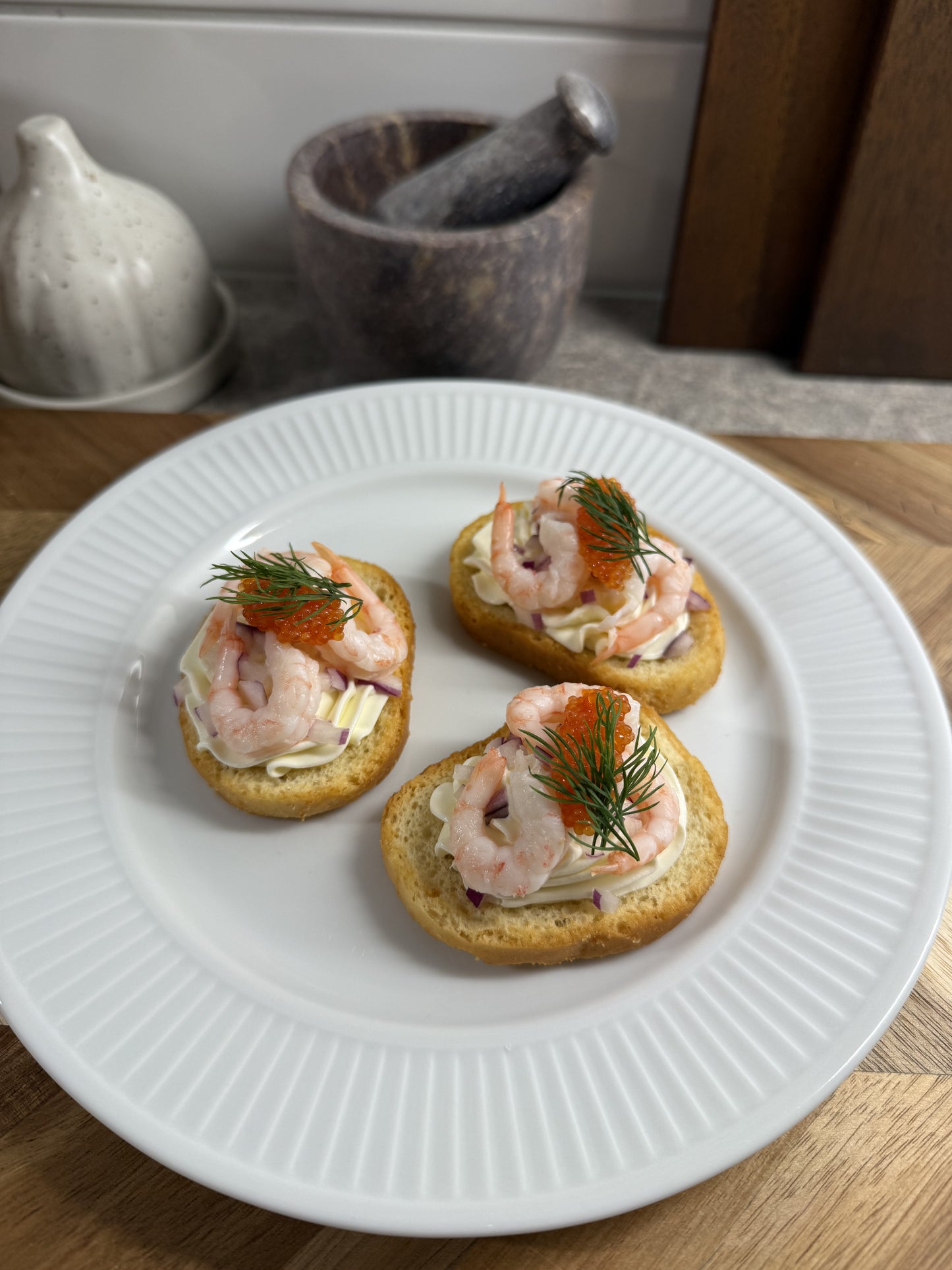 Räksnitt med färskost, rom & rödlök. (Minimum beställning 8st, 35kr/styck)