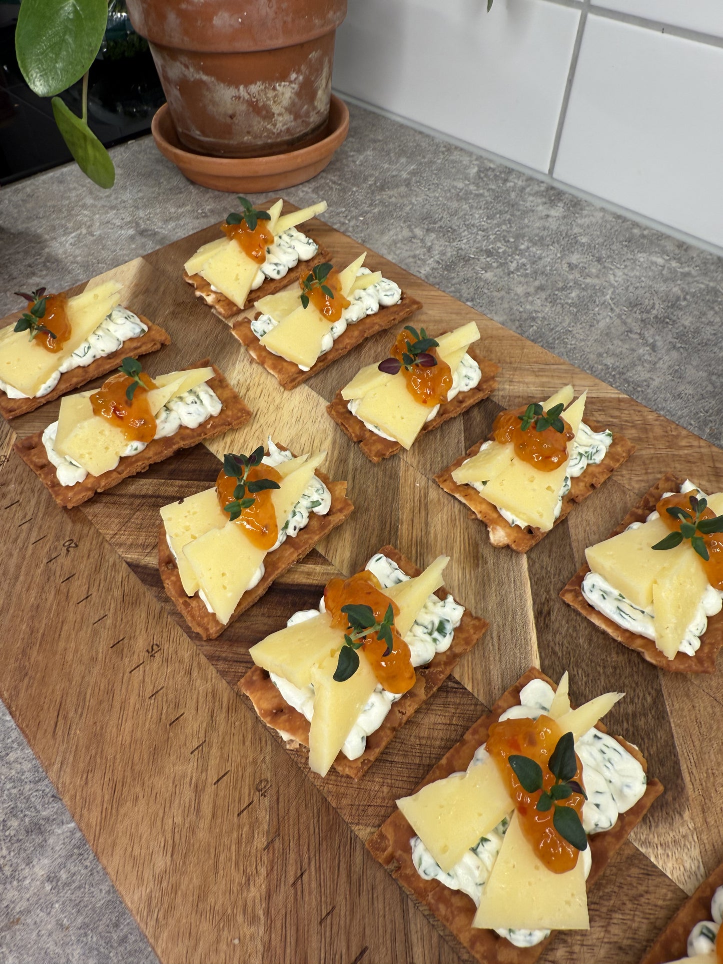 Snitt med lokalproducerad hårdost från Svedjan. (Minimum beställning 8st, 40kr/styck)