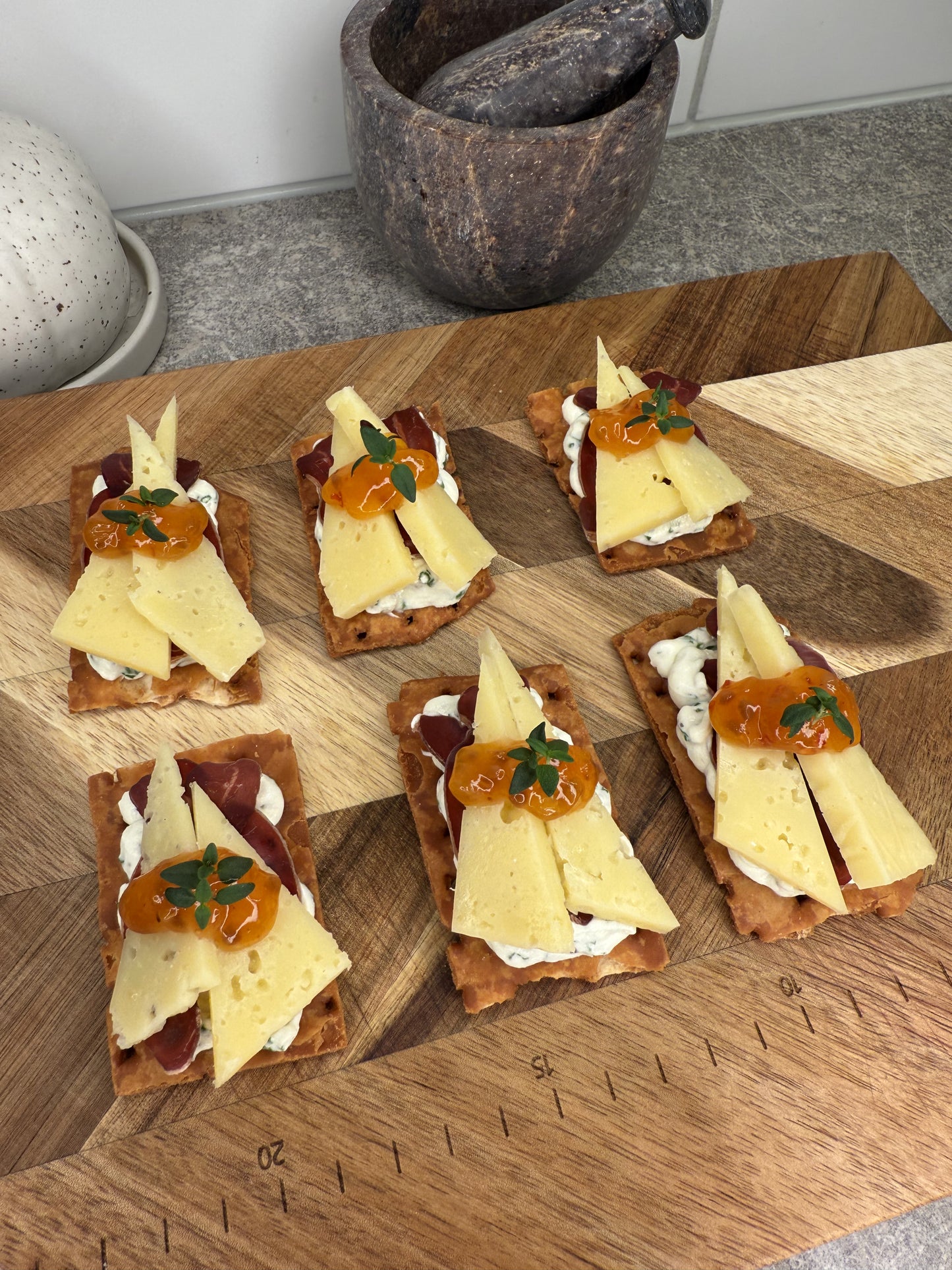 Snitt med torkat renkött & lokalproducerad hårdost från Svedjan. (Minimum beställning 8st, 40kr/styck)