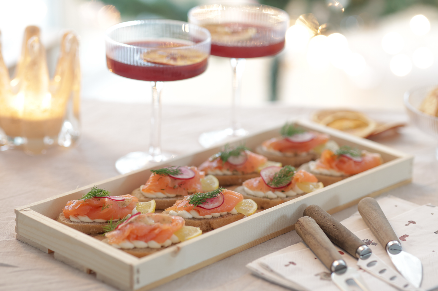 Snitt med gravad lax & gravlaxsås (Minimum beställning 8st, 35kr/styck)