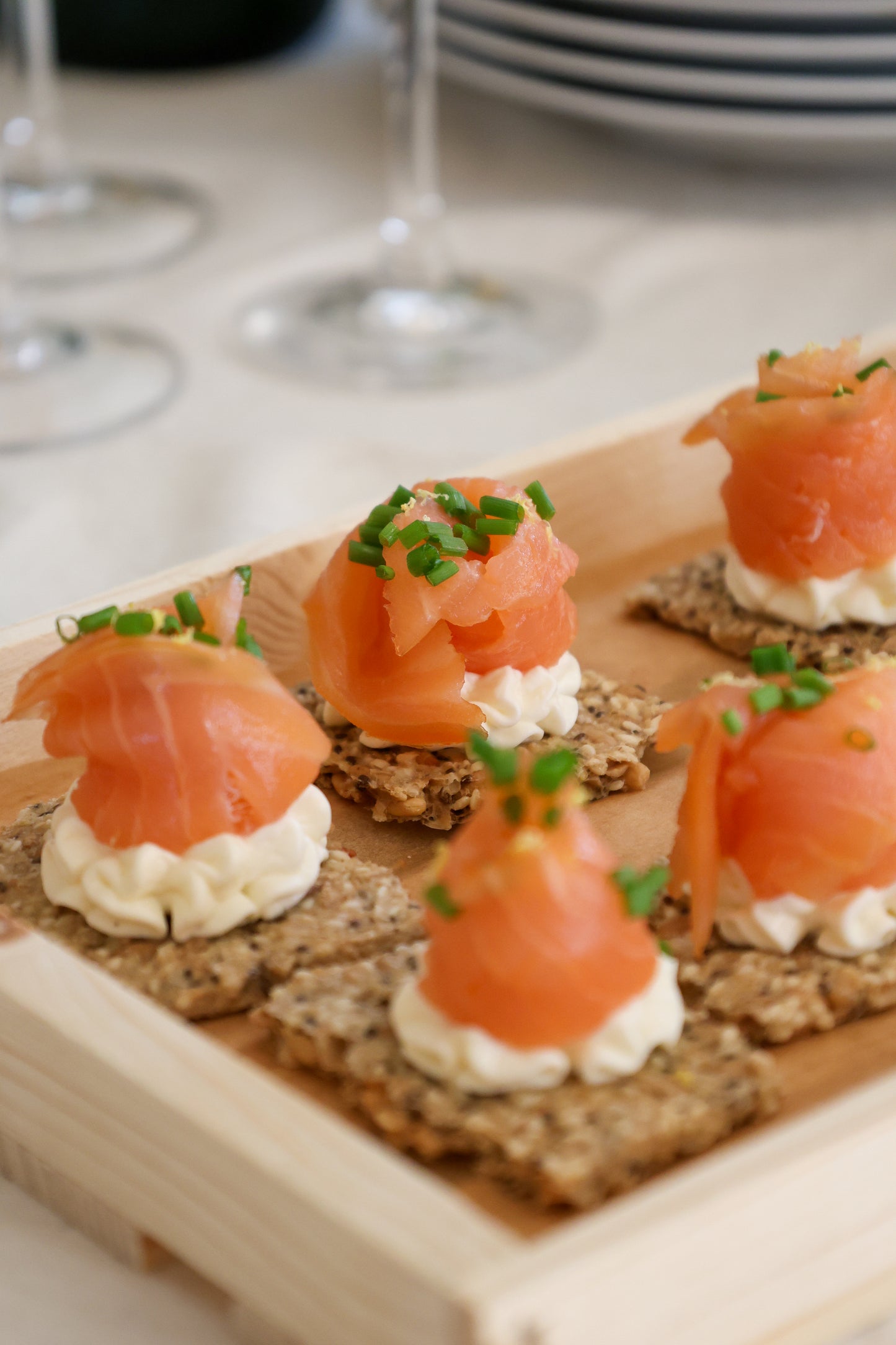 Glutenfritt fröknäcke med rökt lax & citronkräm. (Minimum beställning 8st, 35kr/styck)