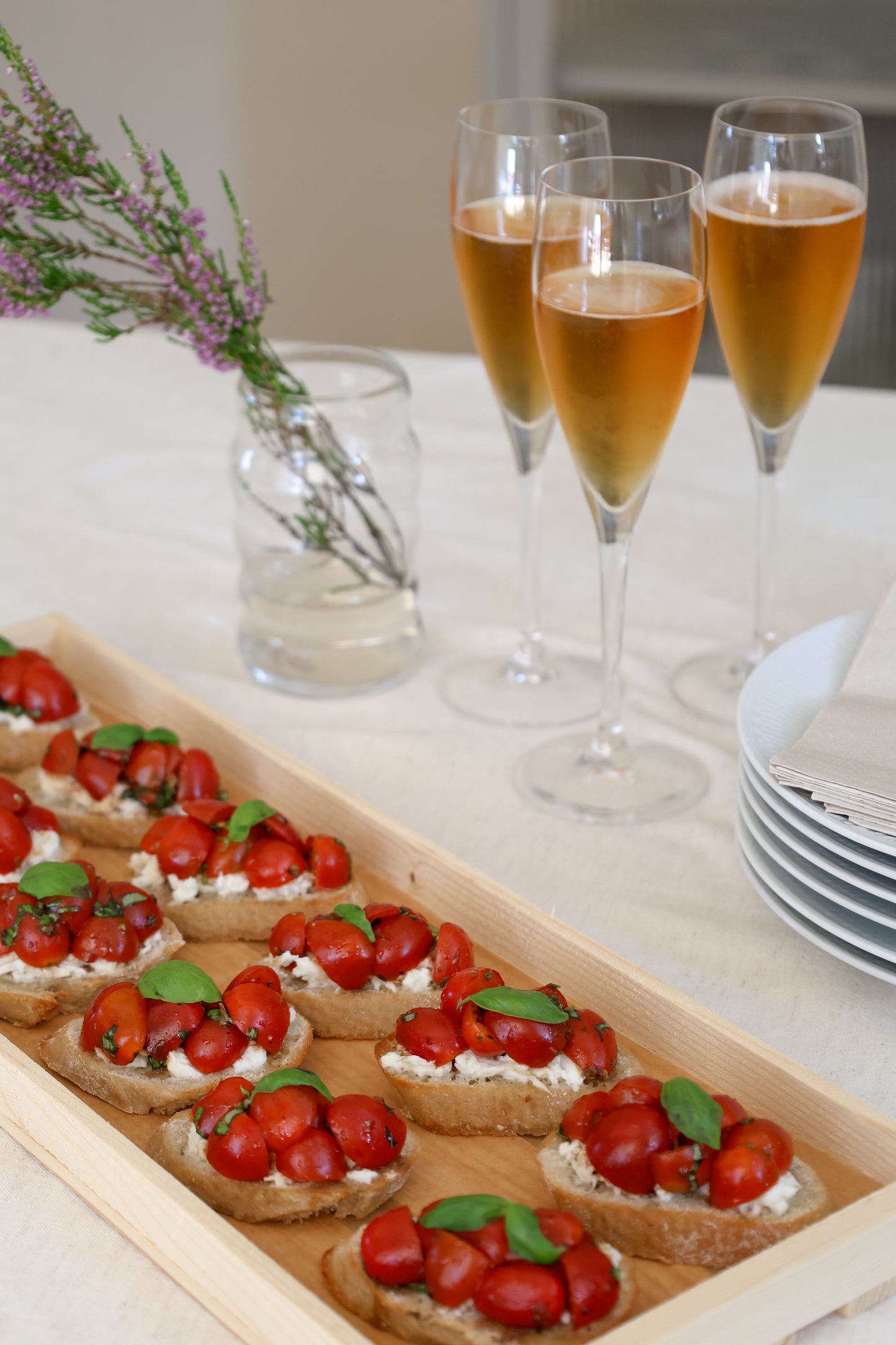 Bruschetta med buffelmozzarella samt tomat & basilika. (Minimum beställning 8st, 35kr/styck)