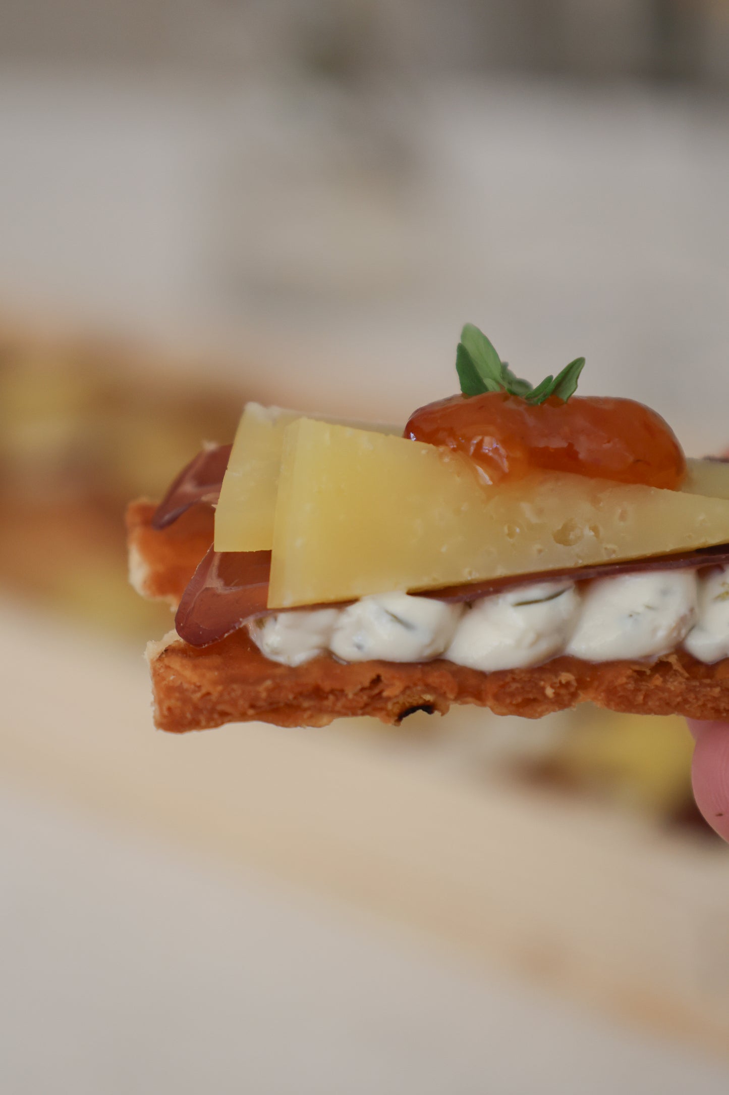 Snitt med torkat renkött & lokalproducerad hårdost från Svedjan. (Minimum beställning 8st, 40kr/styck)