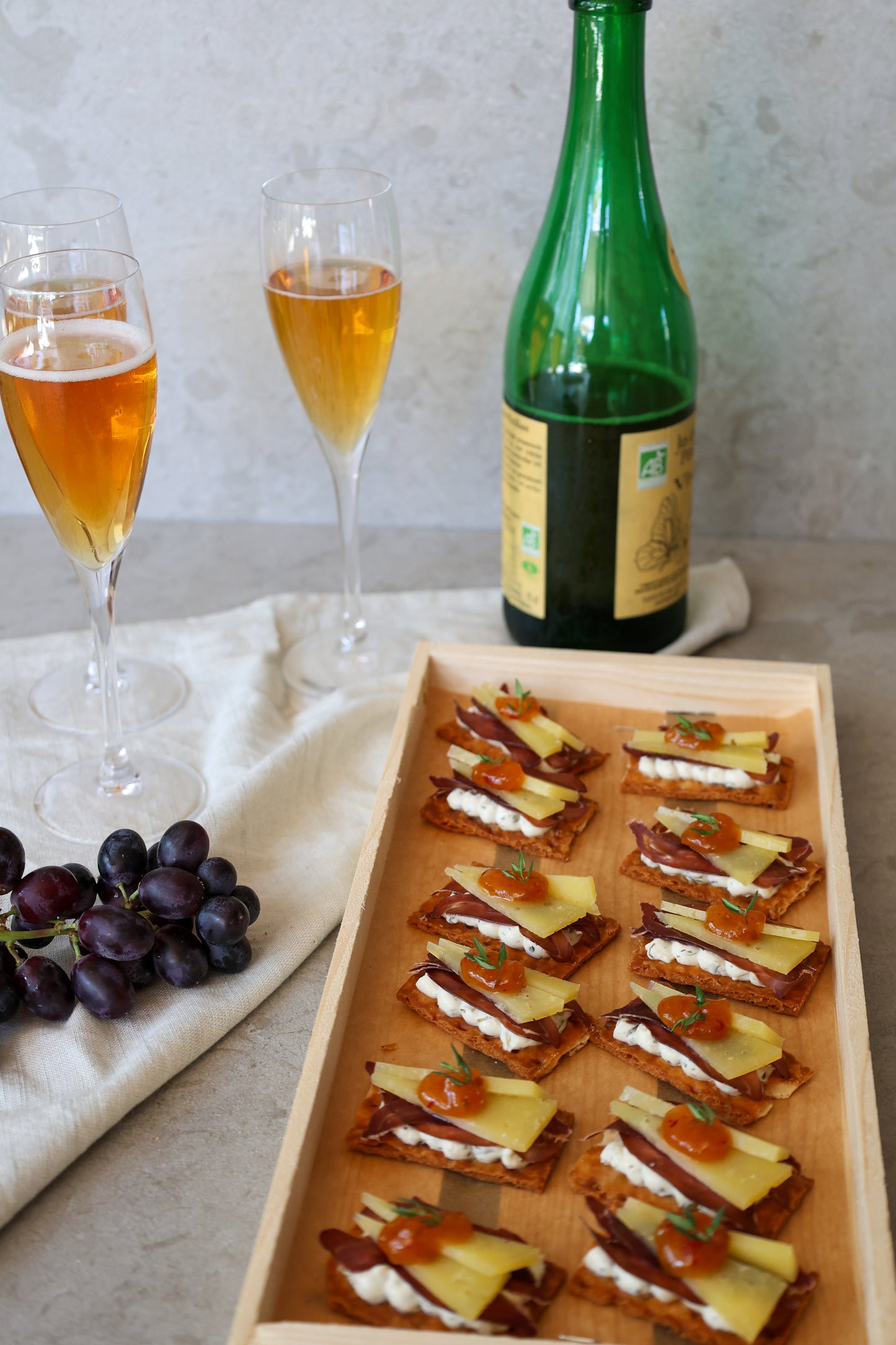 Snitt med torkat renkött & lokalproducerad hårdost från Svedjan. (Minimum beställning 8st, 40kr/styck)