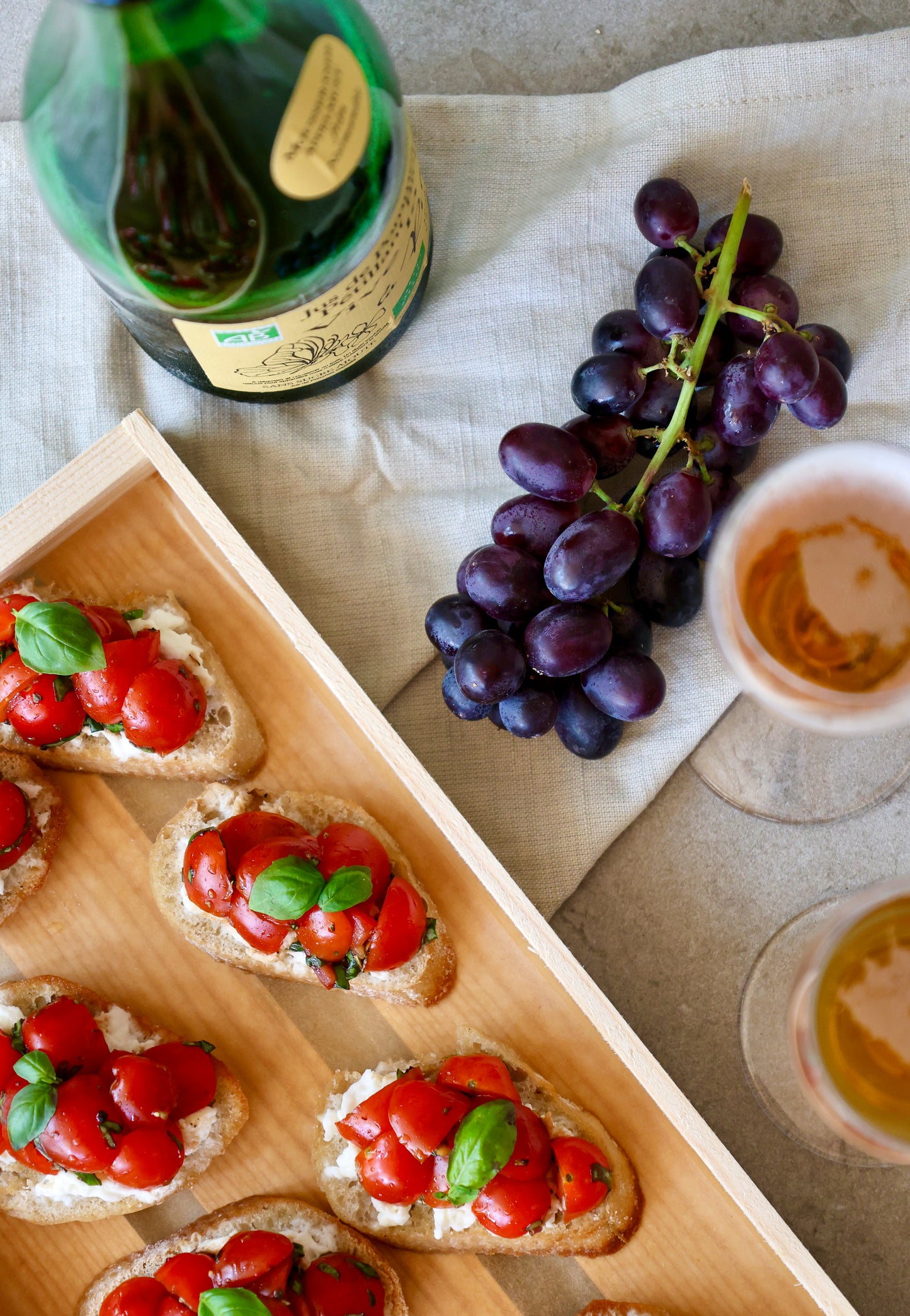Bruschetta med buffelmozzarella samt tomat & basilika. (Minimum beställning 8st, 35kr/styck)