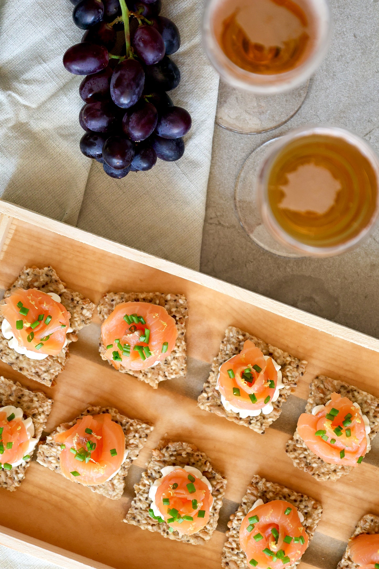 Glutenfritt fröknäcke med rökt lax & citronkräm. (Minimum beställning 8st, 35kr/styck)