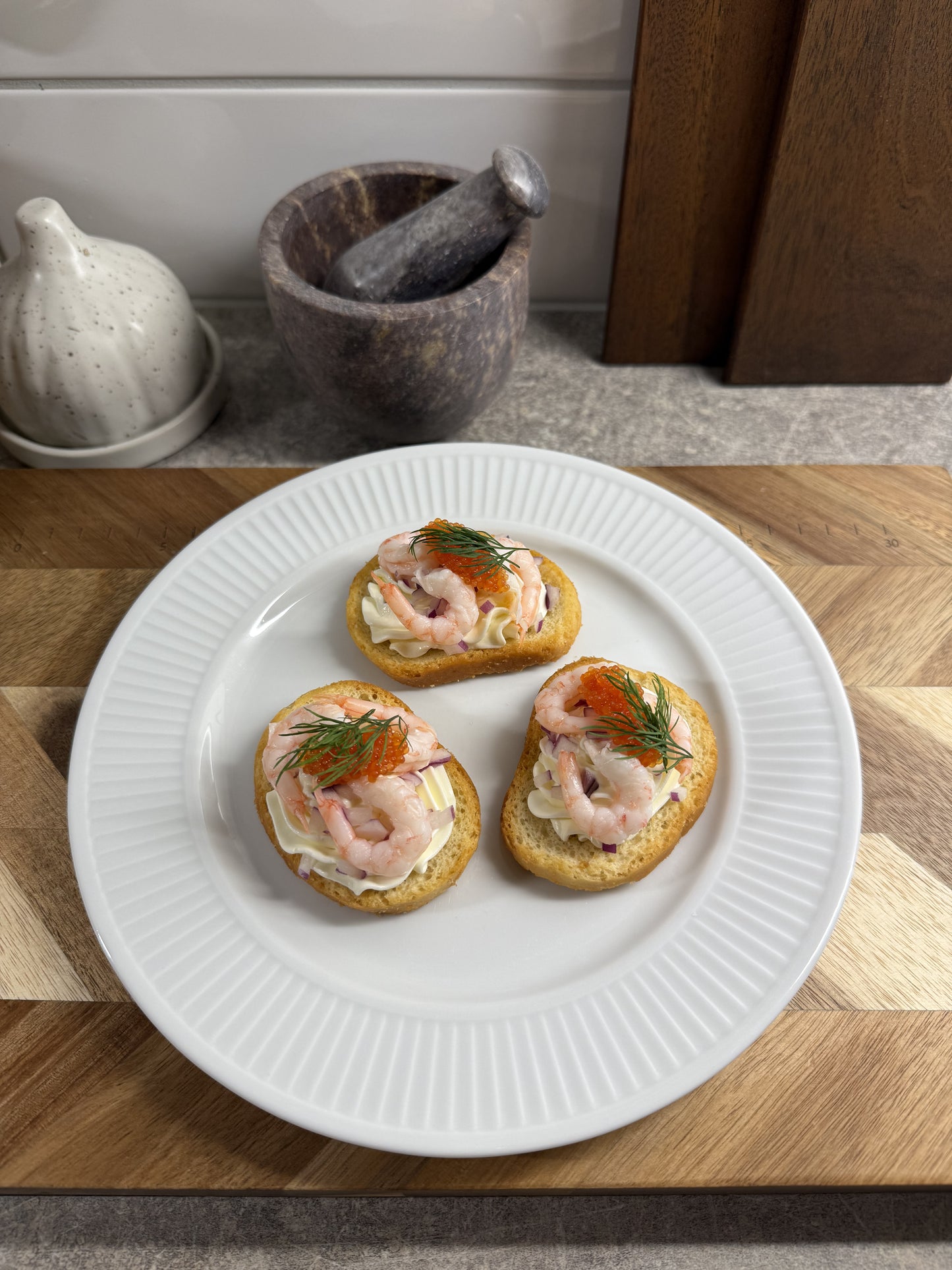 Räksnitt med färskost, rom & rödlök. (Minimum beställning 8st, 35kr/styck)