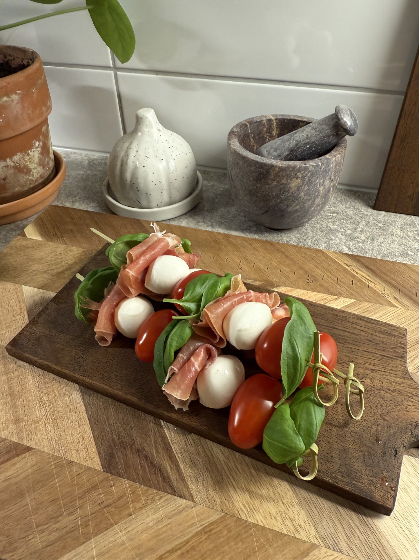 Tomat-, mozzarella- & prosciuttospett (Minimum beställning 8st, 25kr/styck)