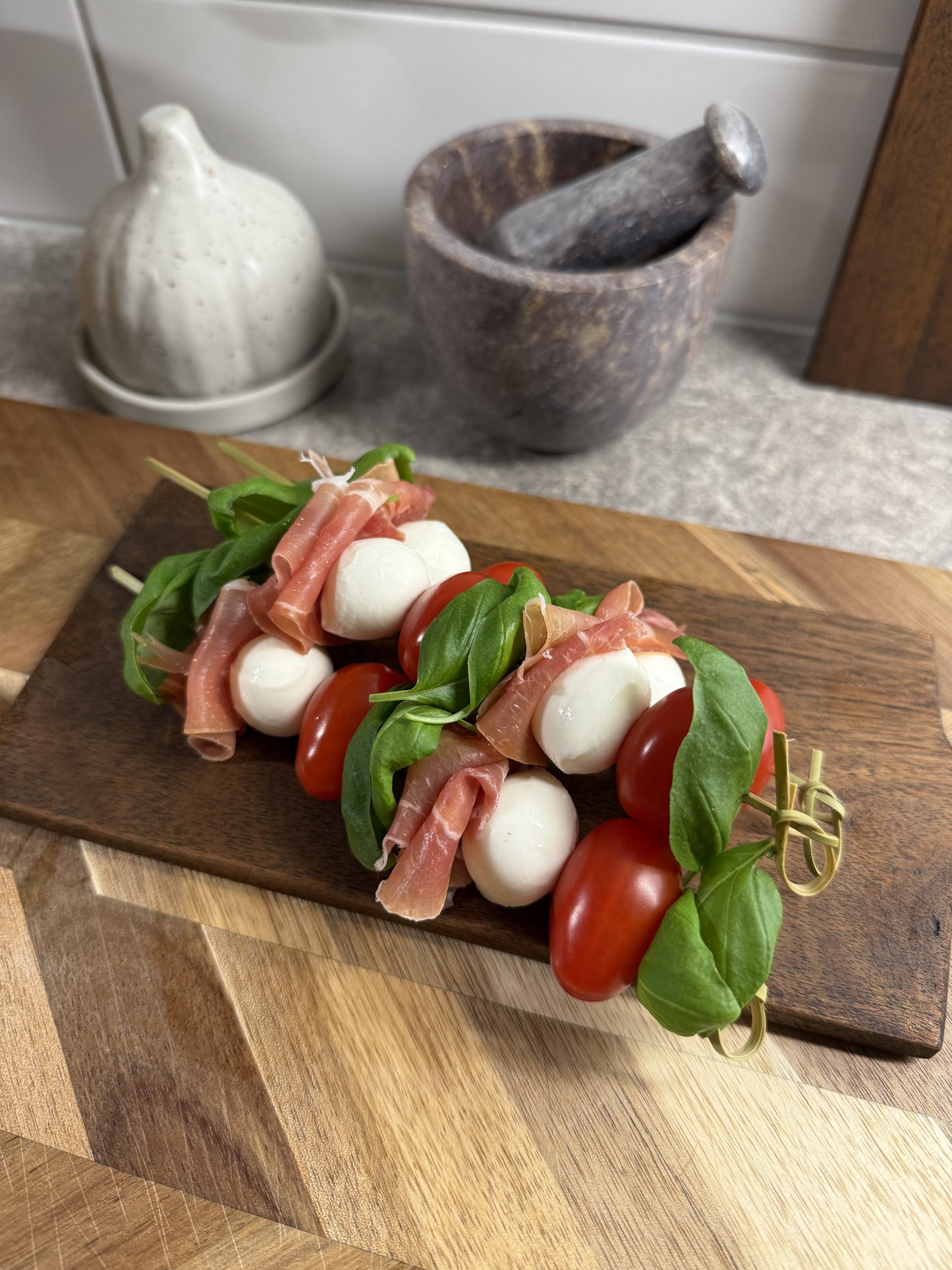 Tomat-, mozzarella- & prosciuttospett (Minimum beställning 8st, 25kr/styck)
