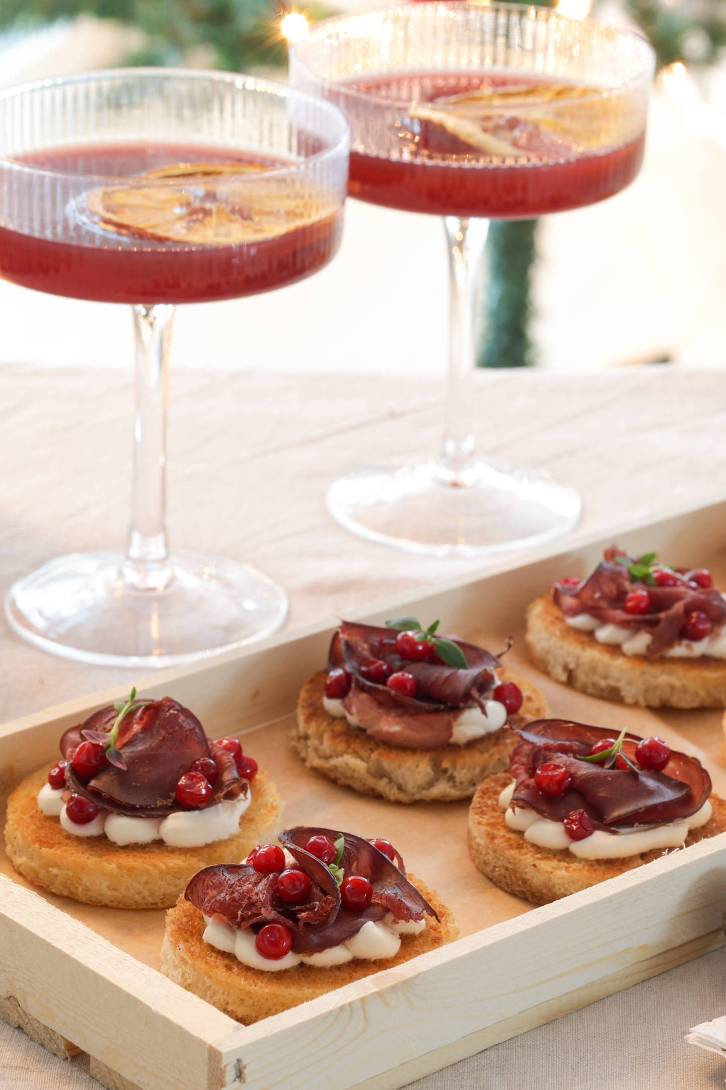 Snitt med kallrökt renstek & rårörda lingon (Minimum beställning 8st, 40kr/styck)